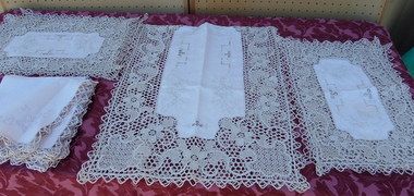 GORGEOUS ECRU LACE TABLE RUNNER, PLACEMATS & NAPKINS
