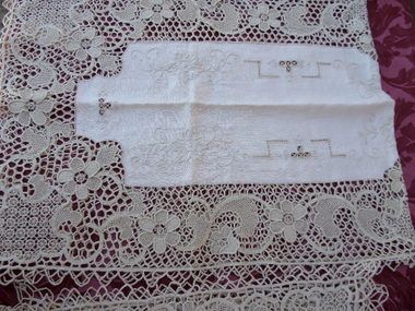 GORGEOUS ECRU LACE TABLE RUNNER, PLACEMATS & NAPKINS