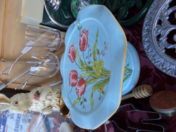 KITCHEN ITEMS,  COOKIE SHEETS, CUTTING BOARD, PRETTY TULIP CAKE PLATTER AND MORE