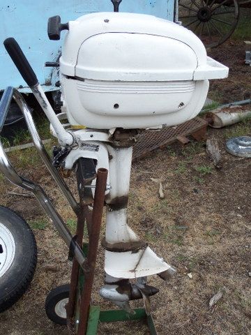 EVINRUDE OUTBOARD MOTOR & STAND