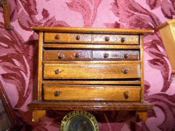 NICE SELECTION OF MINIATURE DOLL HOUSE FURNITURE