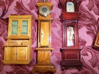 NICE SELECTION OF MINIATURE DOLL HOUSE FURNITURE