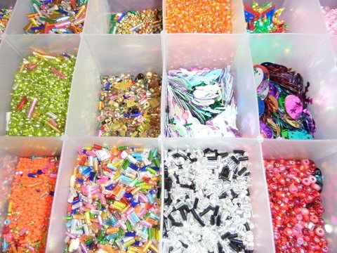 BEADS AND CHARMS WITH STORAGE CONTAINERS
