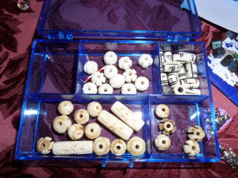 BEADS AND CHARMS WITH STORAGE CONTAINERS