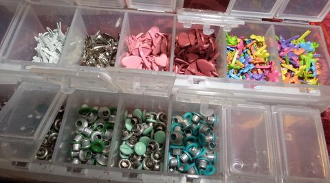 SCRAPBOOKING - BUTTONS, BRADS AND SPANGLES