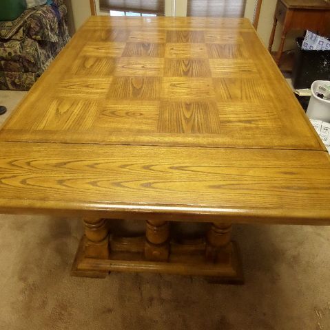 BEAUTIFUL  OAK DINING TABLE WITH  2 LEAFS.