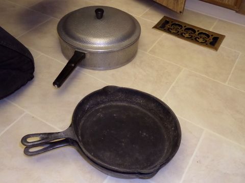 CAST IRON FRYING PANS AND ALUMINUM DEEP FRYING PAN WITH LID