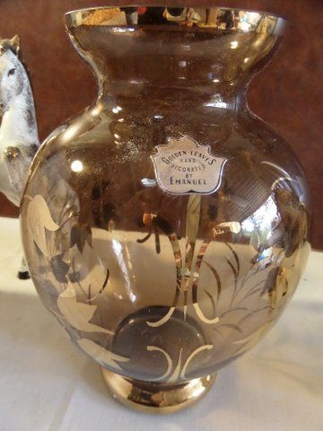 VINTAGE AND BEAUTIFUL VASE WITH POTTERY REARING HORSES