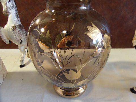 VINTAGE AND BEAUTIFUL VASE WITH POTTERY REARING HORSES