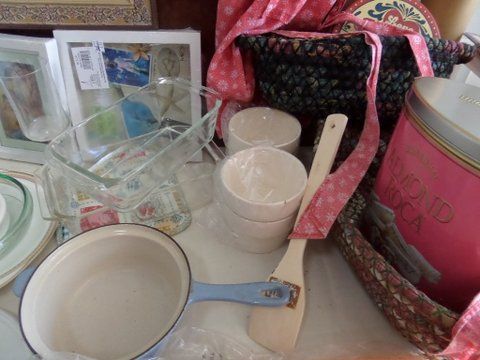 VARIETY LOT - ALL THE ITEMS YOU SEE IN PHOTOS  PICTURE FRAME, SALAD SPINNER, BAKING POTS AND MORE