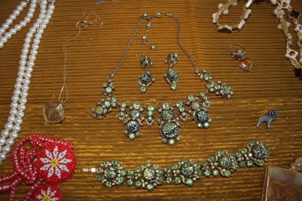VINTAGE JEWELRY WITH AWESOME GREEN GLASS SET