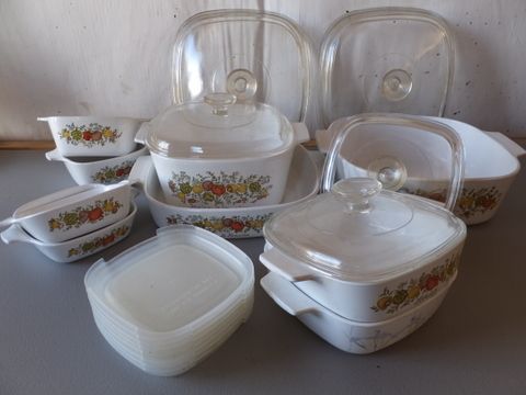 CORNING WARE GREAT SET WITH LOTS OF PIECES AND LIDS