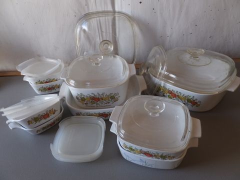 CORNING WARE GREAT SET WITH LOTS OF PIECES AND LIDS