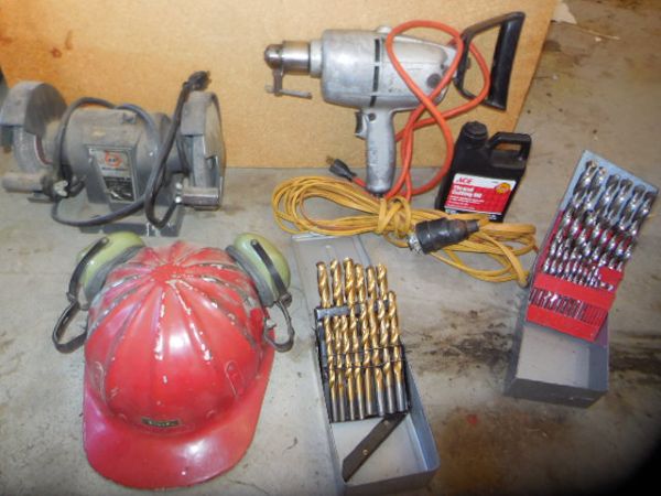 TWO SETS OF DRILL BITS, ELECTRIC DRILL, BENCH GRINDER AND HARD HAT