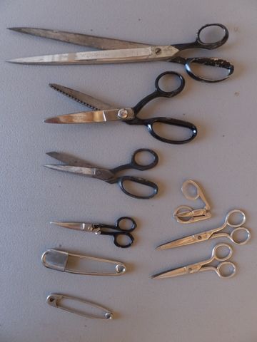 AWESOME COLLECTION OF VINTAGE SCISSORS WEISS AND OTHERS & BIG SAFETY PINS