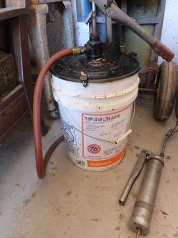 FIVE GALLON GEAR LUBE BUCKET WITH PUMP AND GREASE GUN