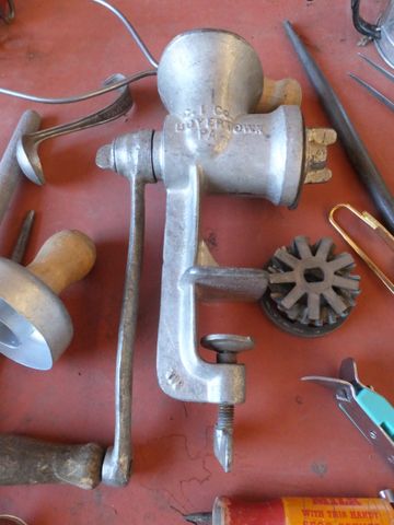 LARGE LOT OF VINTAGE KITCHEN ITEMS - MEAT GRINDER, BISCUIT CUTTERS & LOTS MORE