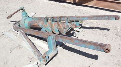 AUGER CAN BE USED WITH THE VINTAGE JOHN DEERE TRACTOR IN lOT 3