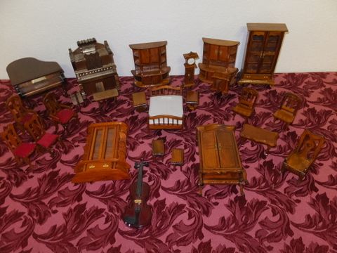MINIATURE WOODEN DOLL HOUSE FUNITURE