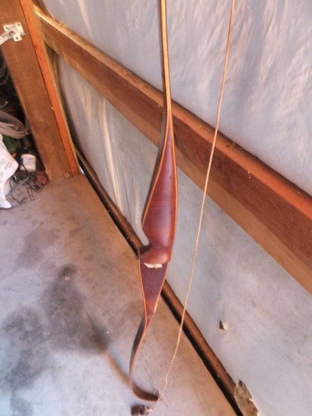 A WORK OF ART - 60 BEN PEARSON WOOD BOW WITH ARROWS AND STORAGE BOX 