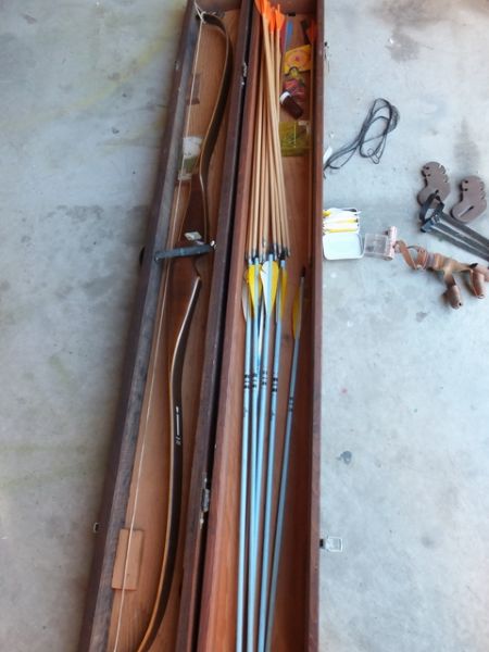 A WORK OF ART - 60 BEN PEARSON WOOD BOW WITH ARROWS AND STORAGE BOX 