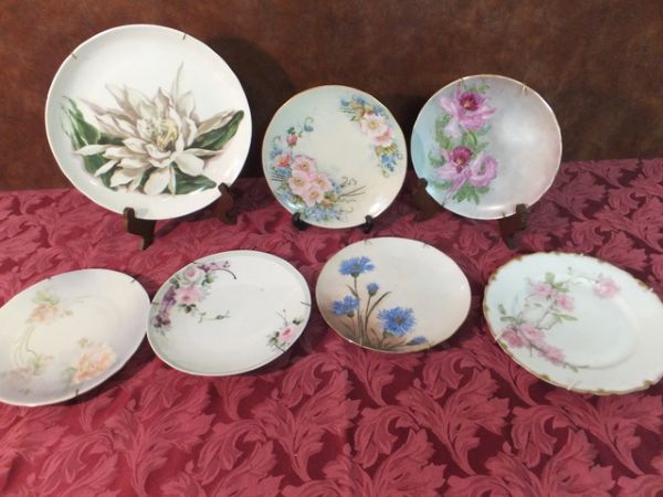 VINTAGE COLLECTIBLE PORCELAIN PLATES WITH HANGERS AND STANDS