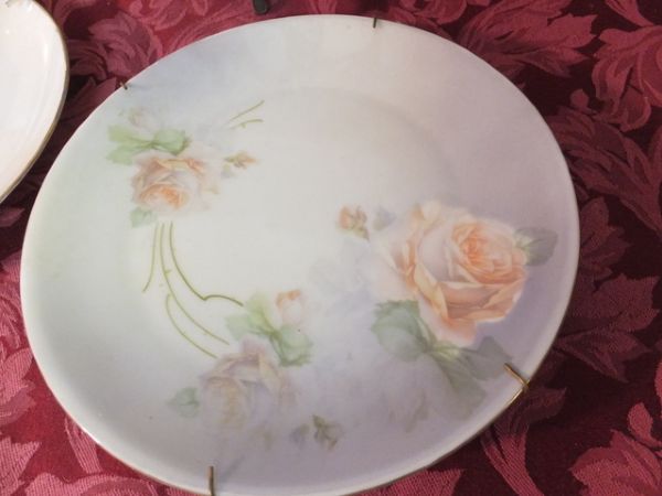 VINTAGE COLLECTIBLE PORCELAIN PLATES WITH HANGERS AND STANDS