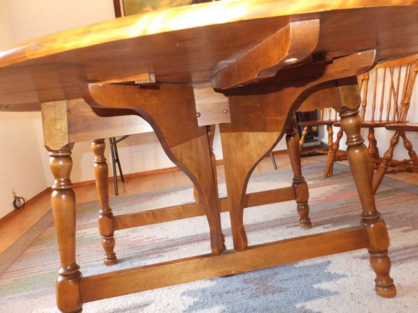 ABSOLUTELY BEAUTIFUL VINTAGE DROP LEAF SOLID MAPLE WOOD DINING TABLE