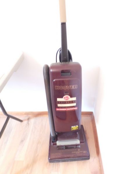 HOOVER UPRIGHT VACUUM WITH TOOLS