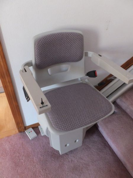 ACORN STAIR LIFT WITH TWO REMOTES