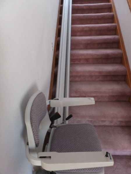 ACORN STAIR LIFT WITH TWO REMOTES