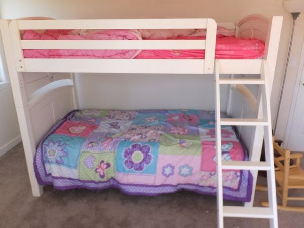 WHITE TWIN SIZE BUNK BEDS WITH LADDER & BEDDING PLUS A UNOPENED EXTENSION