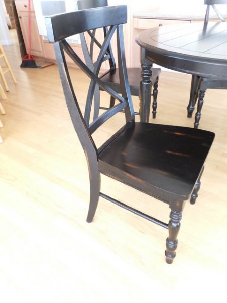 BLACK ANTIQUED ROUND KITCHEN TABLE WITH THREE CHAIRS 