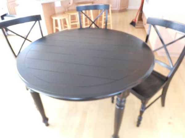 BLACK ANTIQUED ROUND KITCHEN TABLE WITH THREE CHAIRS 
