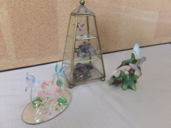 HUMMINGBIRD & VARIETY LOT -VINTAGE SMALL CURIO CASE, BLOWN GLASS & MORE