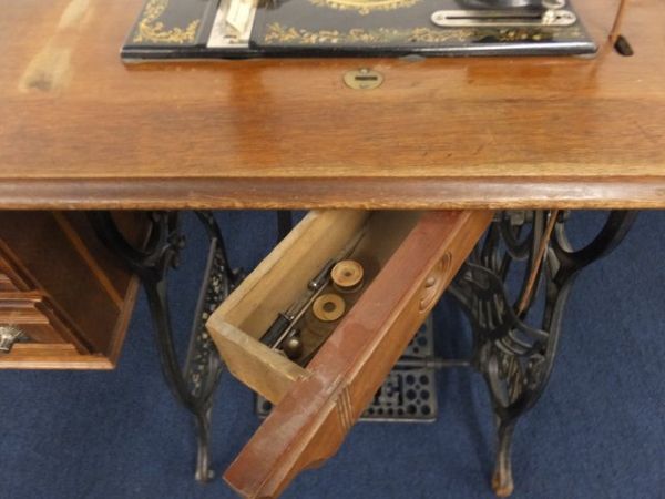 BEAUTIFUL NEW HOME ANTIQUE TREADLE SEWING MACHINE
