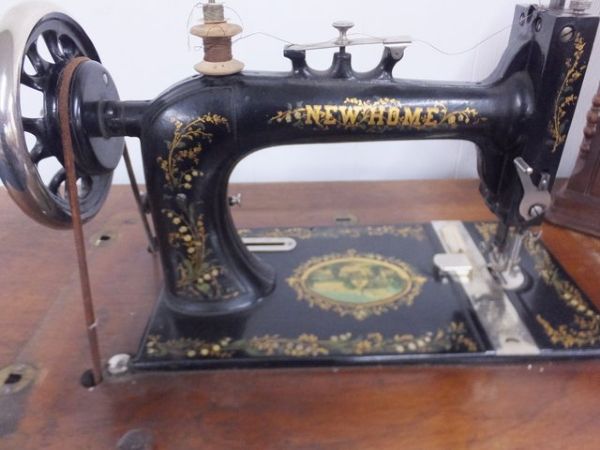 BEAUTIFUL NEW HOME ANTIQUE TREADLE SEWING MACHINE