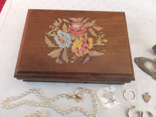 VINTAGE COSTUME JEWELRY & FLORAL DECORATED WOODEN JEWELRY BOX