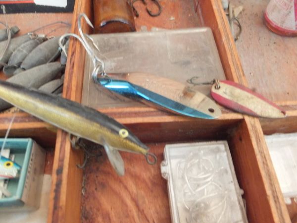 VINTAGE HANDMADE FISHING TACKLE BOX WITH TACKLE