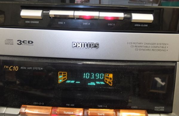PHILIPS GREAT SOUNDING AM/FM STEREO/CD PLAYER/CHANGER