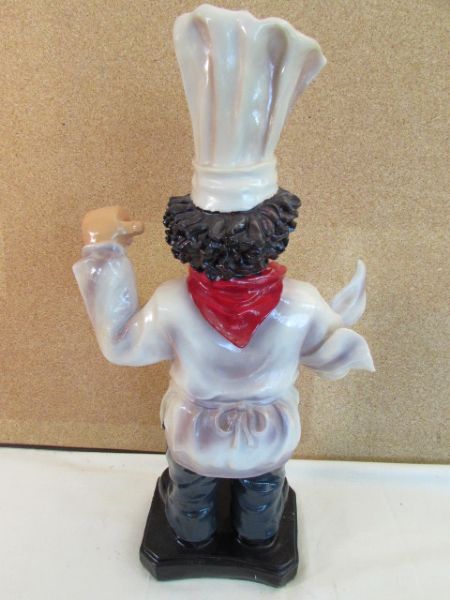 CHEF STATUE 19 TALL WITH CHECKERED NAPKINS