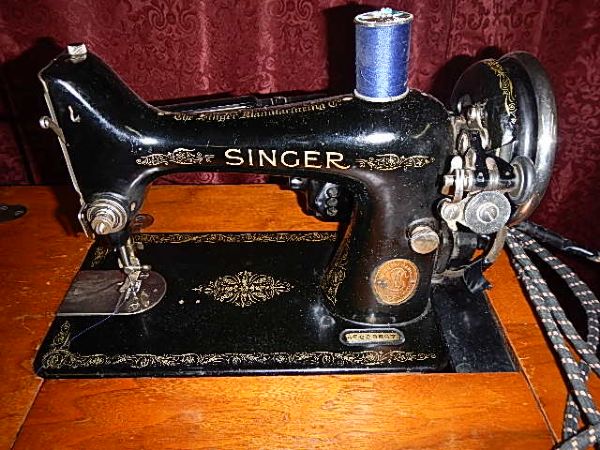VINTAGE SINGER SEWING MACHINE IN PRETTY CABINET