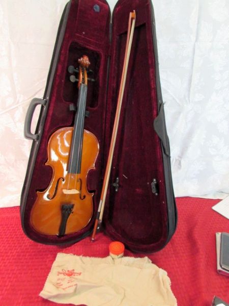 1/4 VIOLIN WITH WOOD BOW, & NICE PADDED CASE