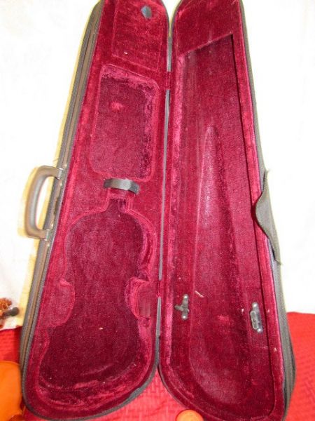1/4 VIOLIN WITH WOOD BOW, & NICE PADDED CASE
