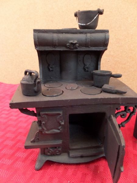 MINIATURE DOLL HOUSE IN A LOCKER KITCHEN, DOLL HOUSE COOK STOVE AND WOODEN PIECES