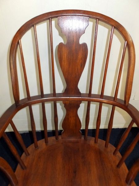 ANTIQUE WINDSOR STYLE WOOD CHAIR. 