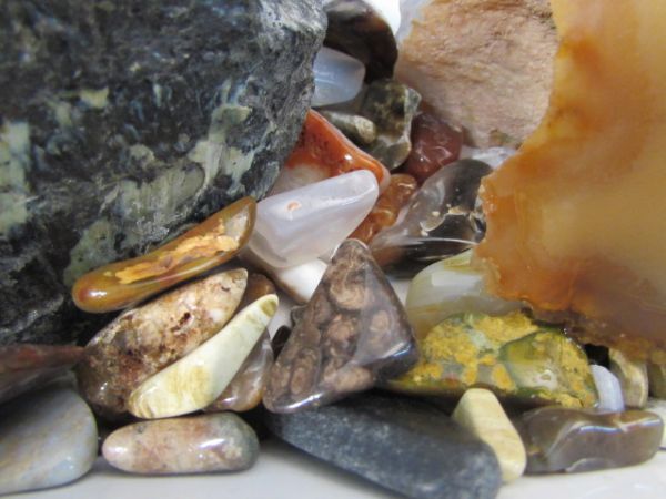 VARIETY OF AGATES, CRYSTAL & TUMBLED STONES