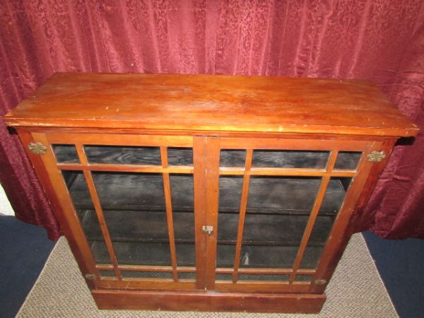 VINTAGE GLASS FRONTED CURIO CABINET/BOOK CASE