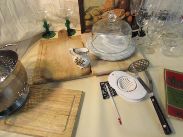 KITCHEN VARIETY LOT, METAL STRAINER, MARBLE CHEESE TRAY W CUTTING BOARDS & MORE