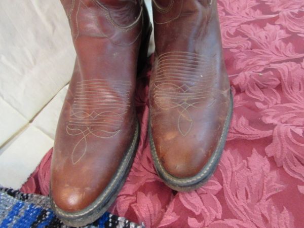  GOOD PAIR OF LEATHER COWBOY BOOTS - SIZE 10 & BLUE SERAPE STYLE BLANKET